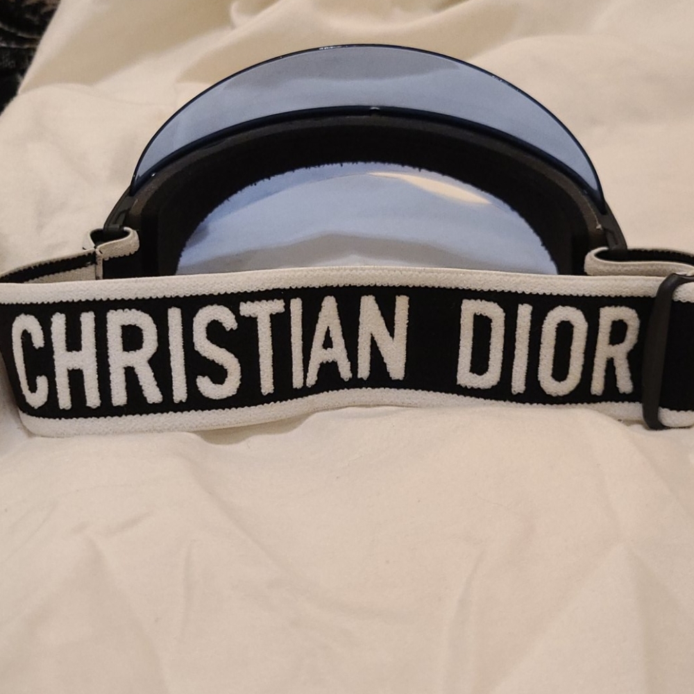 DIOR - Picture 2 of 3